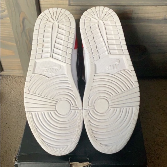 AIR JORDAN 1 MIDS - Picture 5 of 6